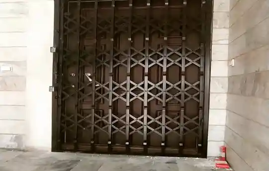حفاظ پشت درب آپارتمان اصفهان