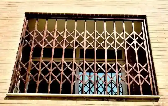 حفاظ آکاردئونی پنجره اصفهان