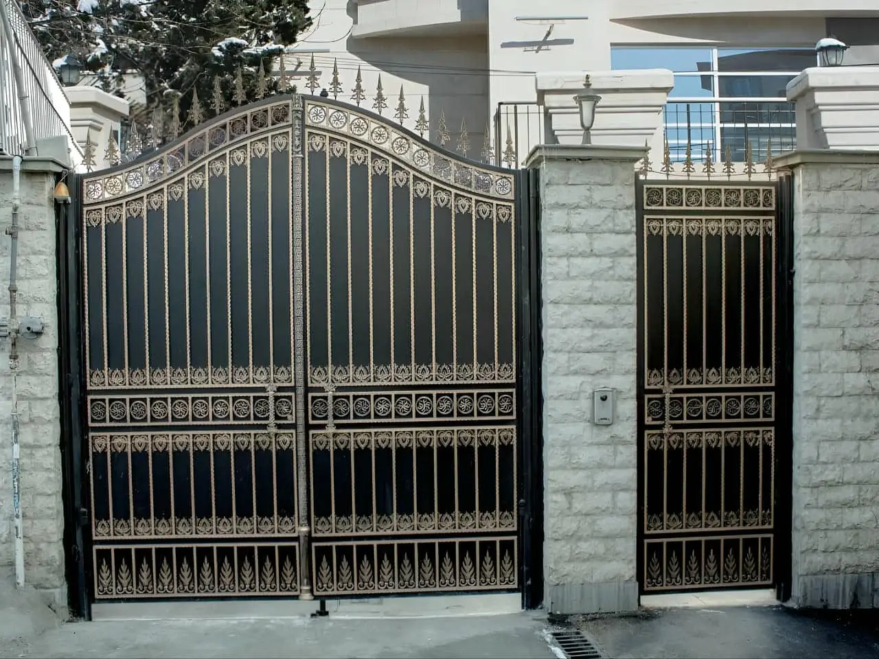 درب پارکینگ جنوبی و شمالی ساختمان در فولادشهر