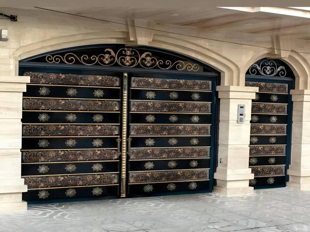 درب آهنی حیاط در چادگان