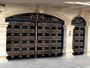 درب آهنی حیاط در چادگان