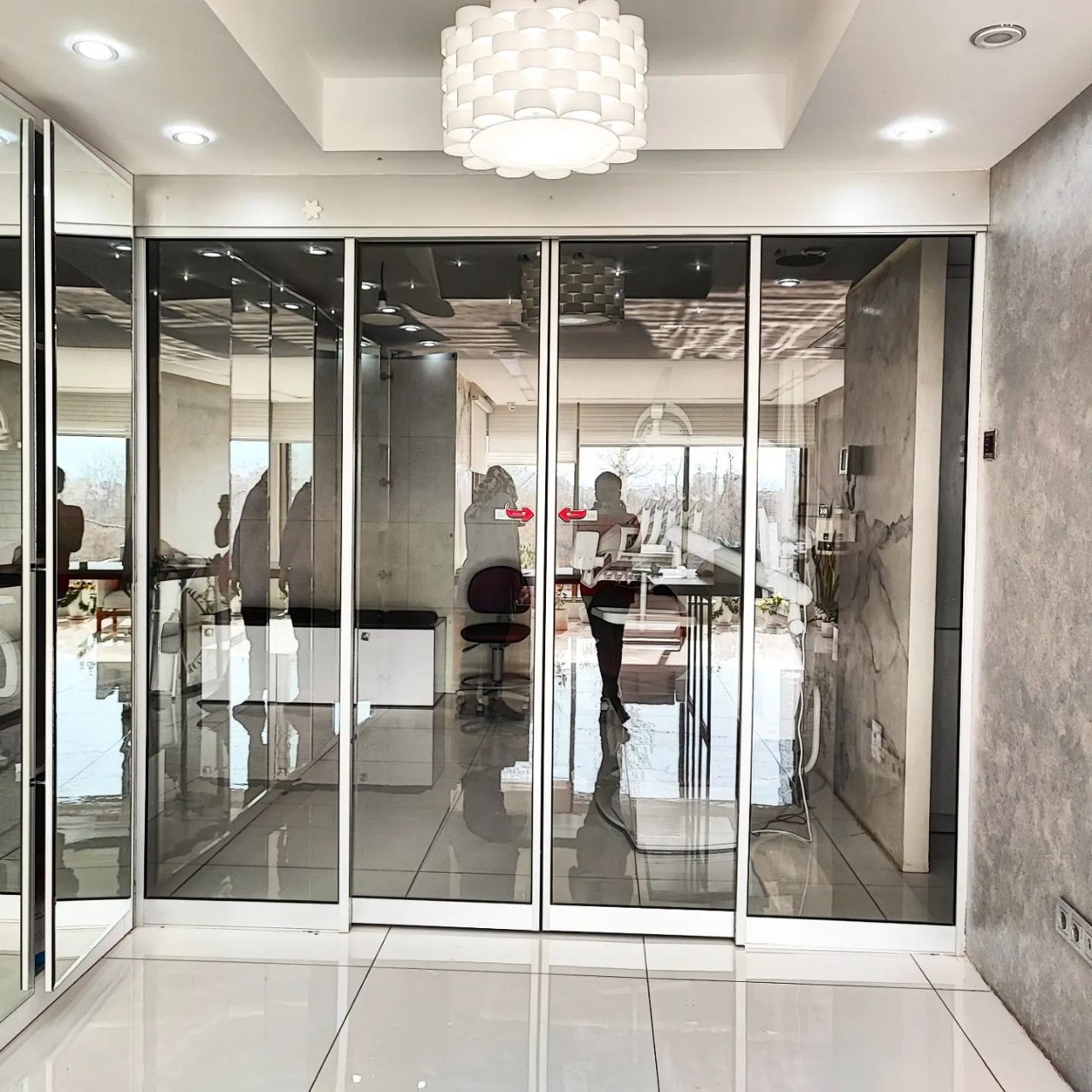 اپراتور درب شیشه ای اتوماتیک اصفهان مدل تلسکوپی و مزایای آن