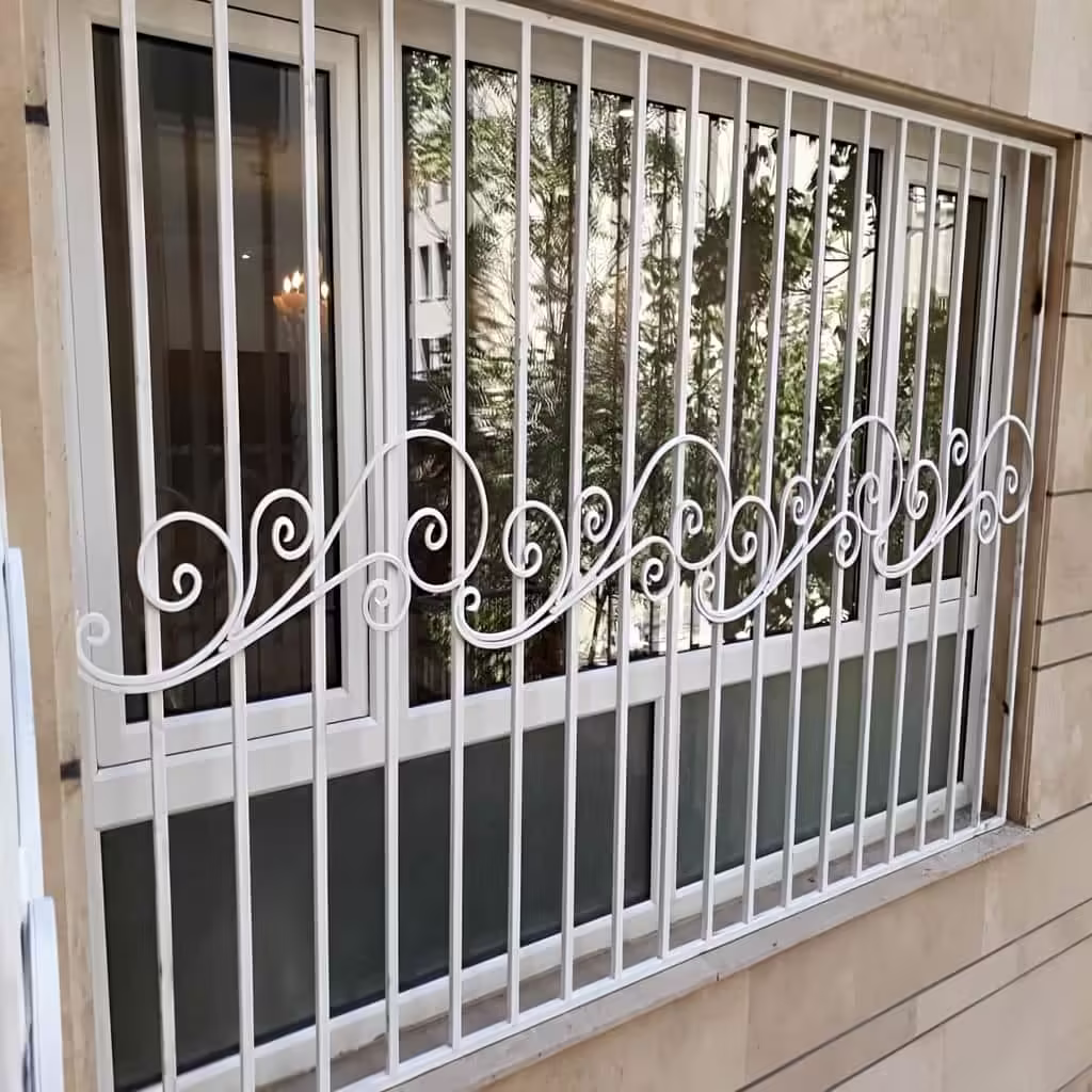 نصب حفاظ پنجره گل نیلوفری سفید در ساختمان اصفهان