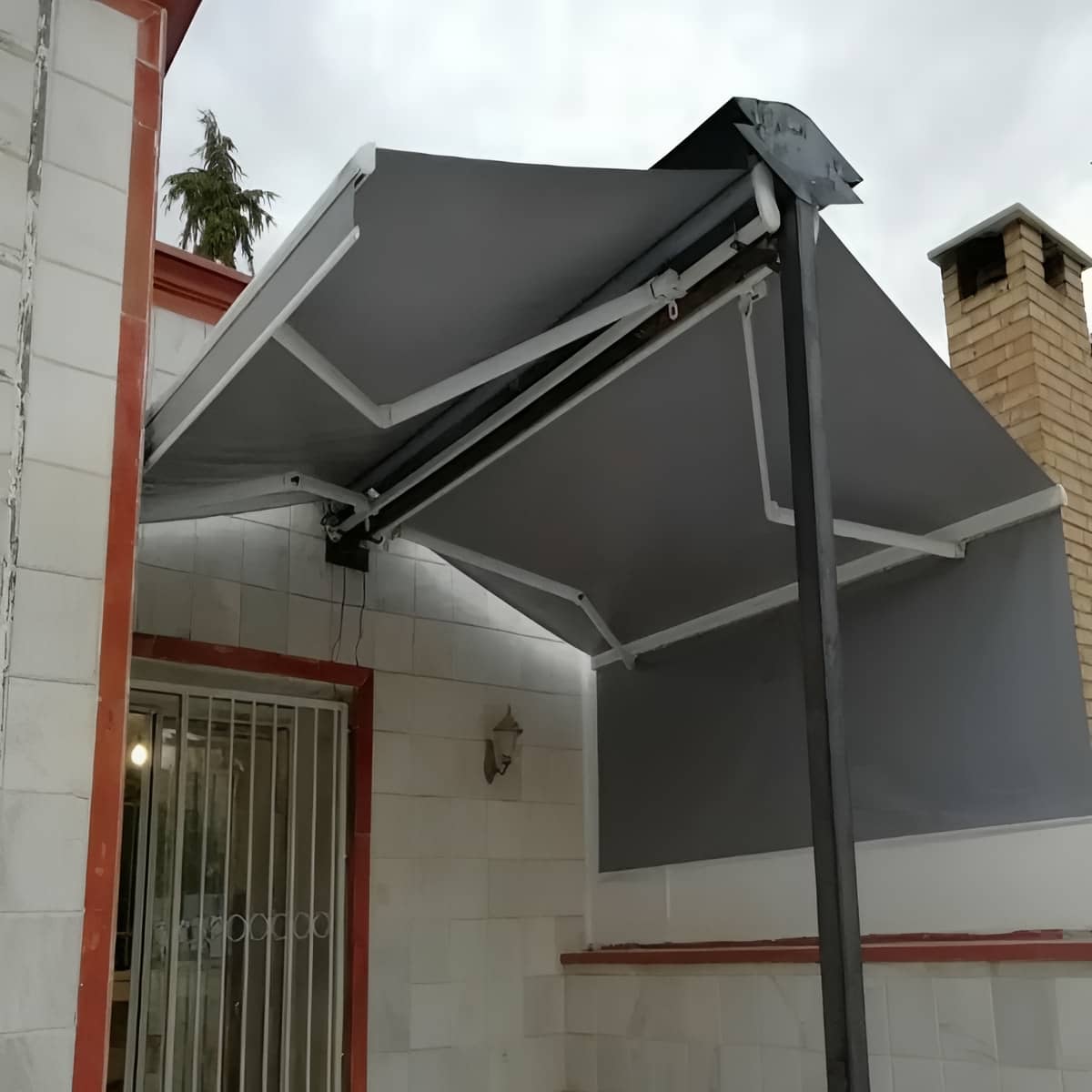 سایبان برقی در اصفهان با موتور ساید برای دهانه بزرگ سایبان برقی در اصفهان با موتور ساید برای دهانه بزرگ