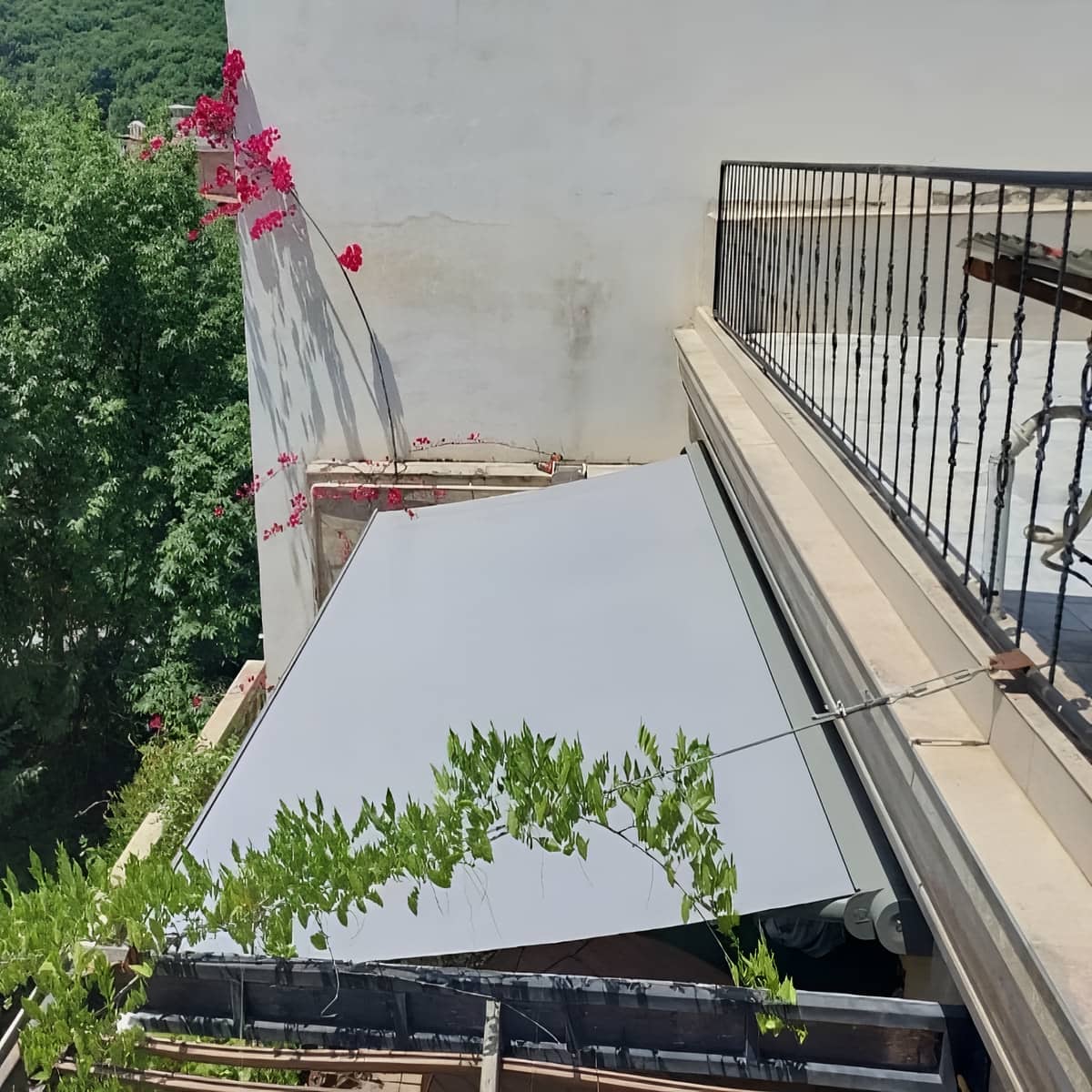 سایبان برقی فول باکس تجاری در اصفهان با یراق فلزی مقاوم سایبان برقی فول باکس تجاری در اصفهان با یراق فلزی مقاوم