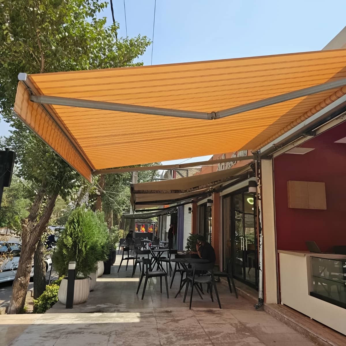 سایبان برقی کم جا در اصفهان با موتور تیوبلار نصب شده سایبان برقی کم جا برای فضاهای کوچک در اصفهان