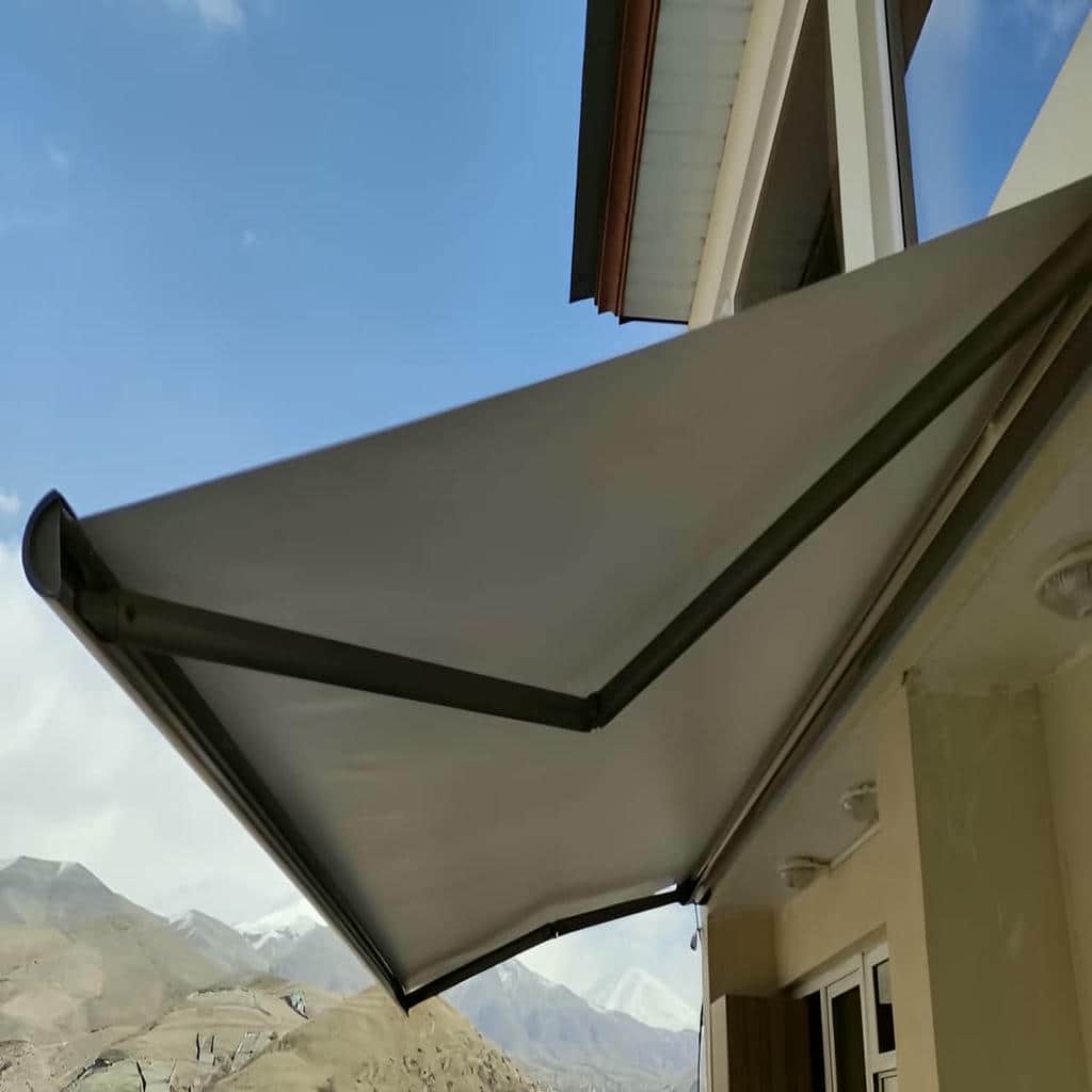 سایبان برقی کافه و رستوران در اصفهان با سازه مقاوم نصب شده سایبان برقی کافه و رستوران برای فضای باز در اصفهان