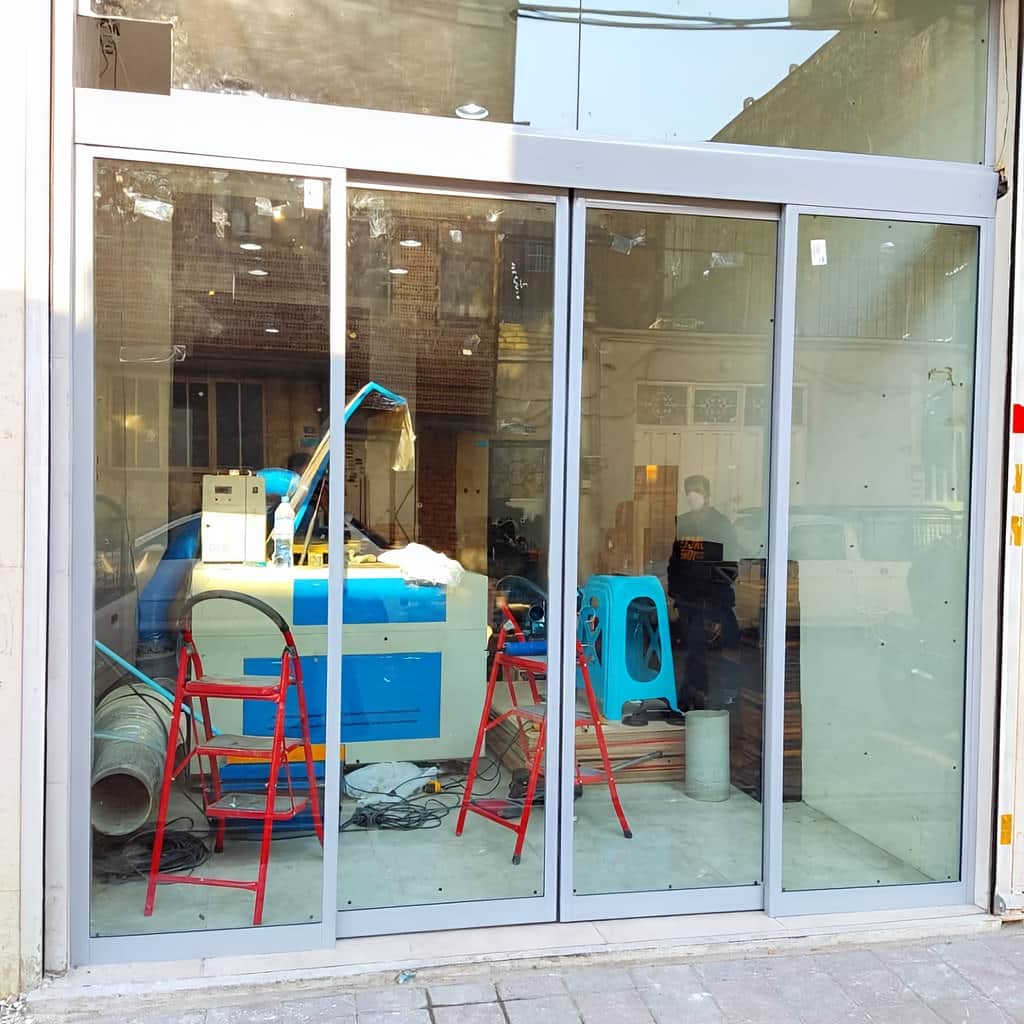 درب شیشه ای اتوماتیک منحنی اصفهان با اپراتور هماهنگ درب شیشه ای اتوماتیک منحنی اصفهان با اپراتور هماهنگ