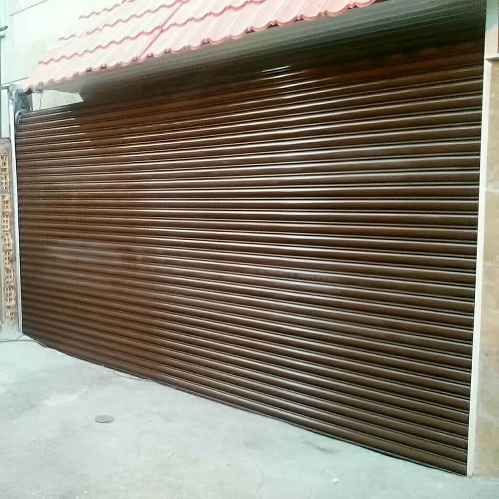 کرکره برقی پارکینگ خودرو ساختمان اصفهان با ریل تراز کرکره برقی مناسب درب پارکینگ خودرو ساختمان در اصفهان
