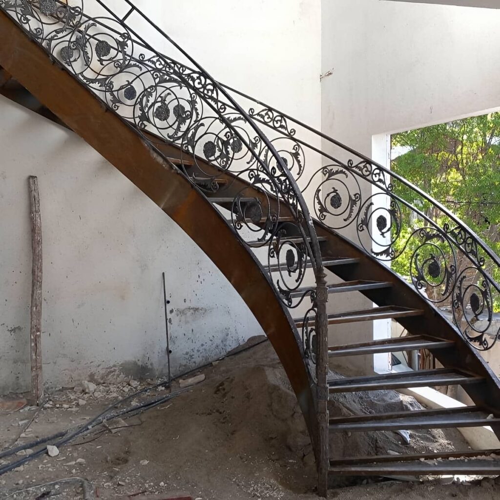 سفارش نرده سی ان سی در اصفهان برای راه پله فلزی