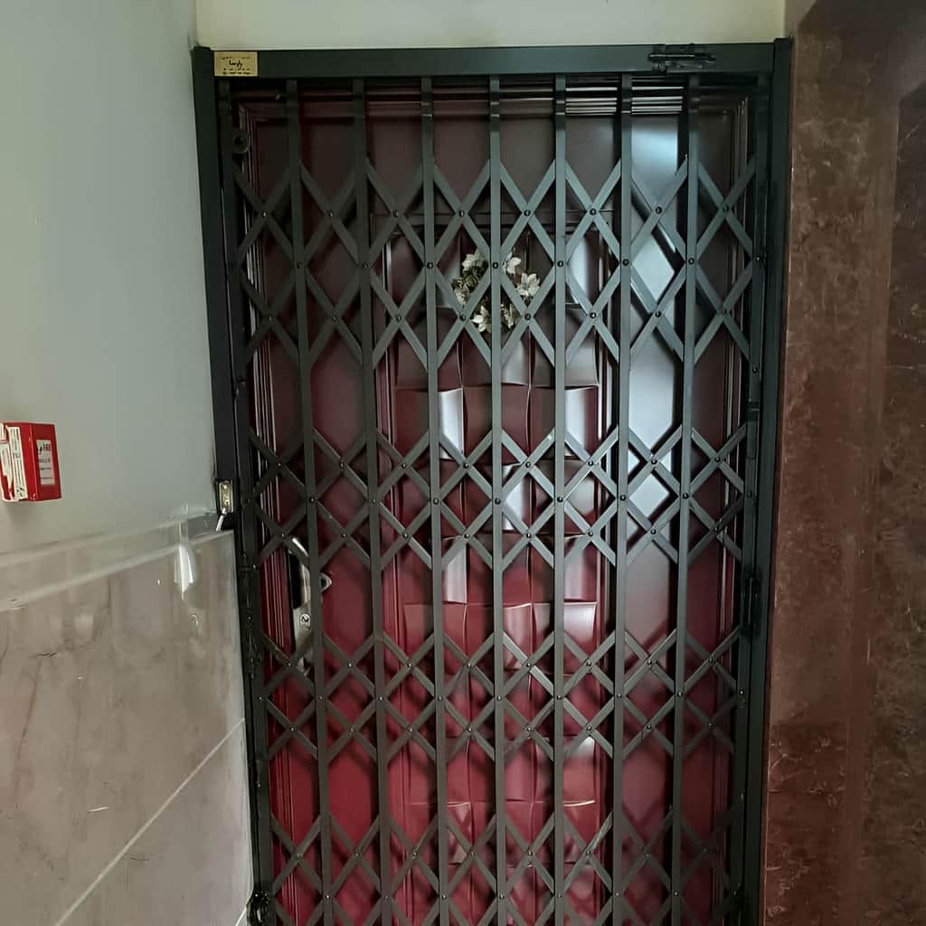 درب آکاردئونی چهار گل لوزی استاندارد برای ورودی ساختمان در اصفهان درب آکاردئونی چهار گل لوزی استاندارد برای ورودی ساختمان در اصفهان