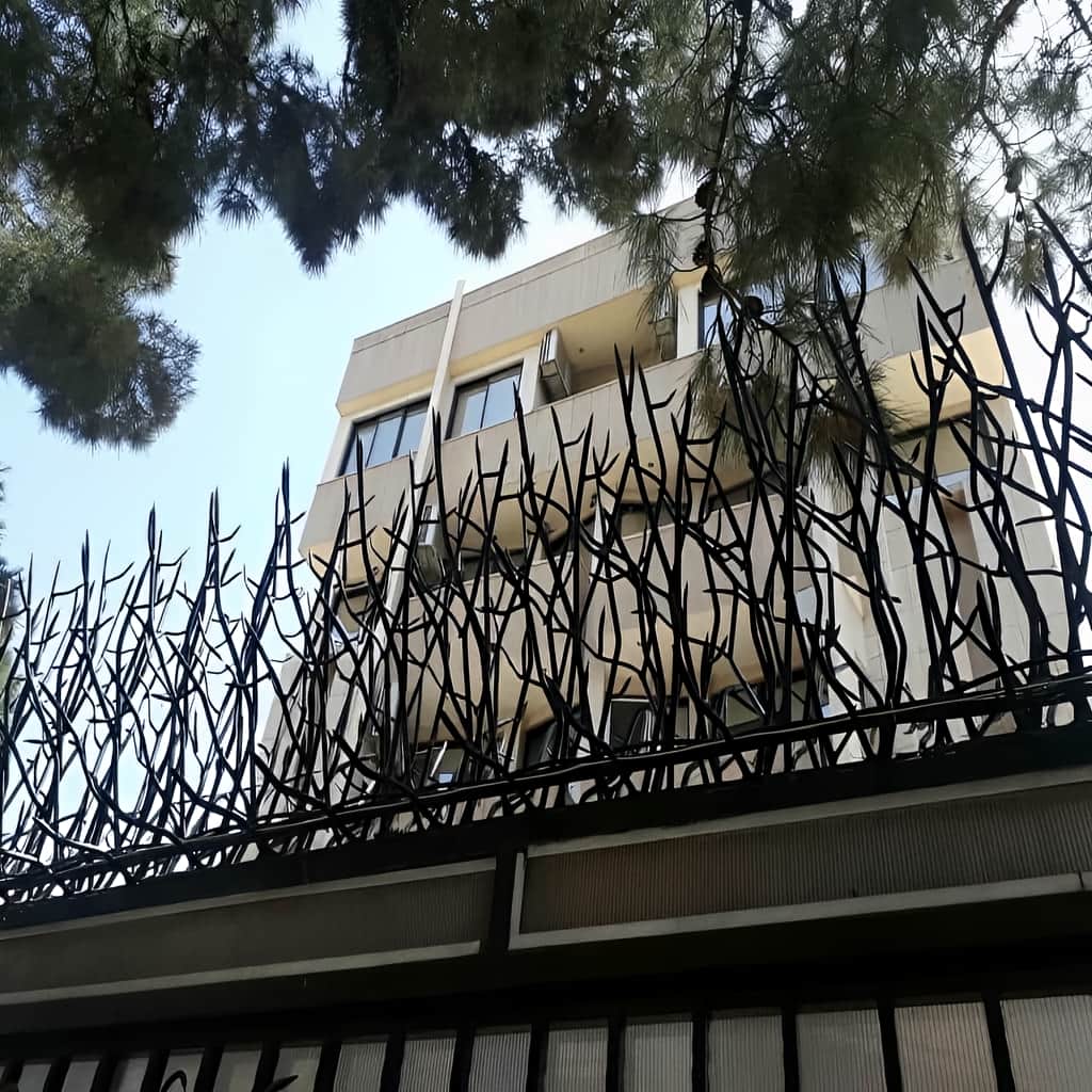 حفاظ بوته ای دیوار پرتراکم با شاخههای فشرده در اصفهان حفاظ بوته ای دیوار پرتراکم با شاخههای فشرده در اصفهان