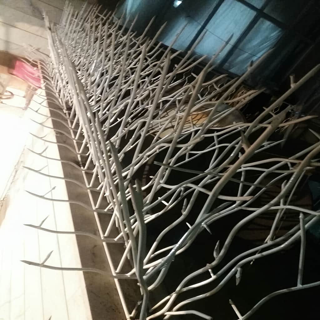 نصب حفاظ بوته ای پرتراکم روی دیوار سنگی در اصفهان