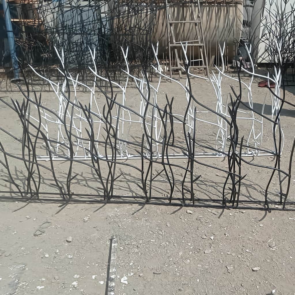 حفاظ دیوار کوتاه حیاط نیزاری با ساختار عمودی در اصفهان حفاظ دیوار کوتاه حیاط نیزاری با ساختار عمودی در اصفهان