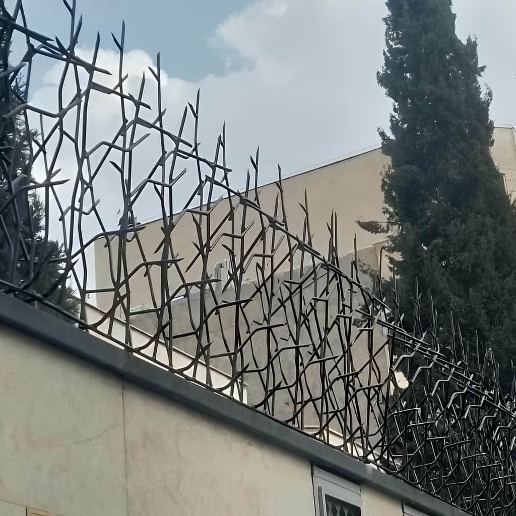 فروش حفاظ روی دیوار حیاط مسکونی مدل متراکم در اصفهان