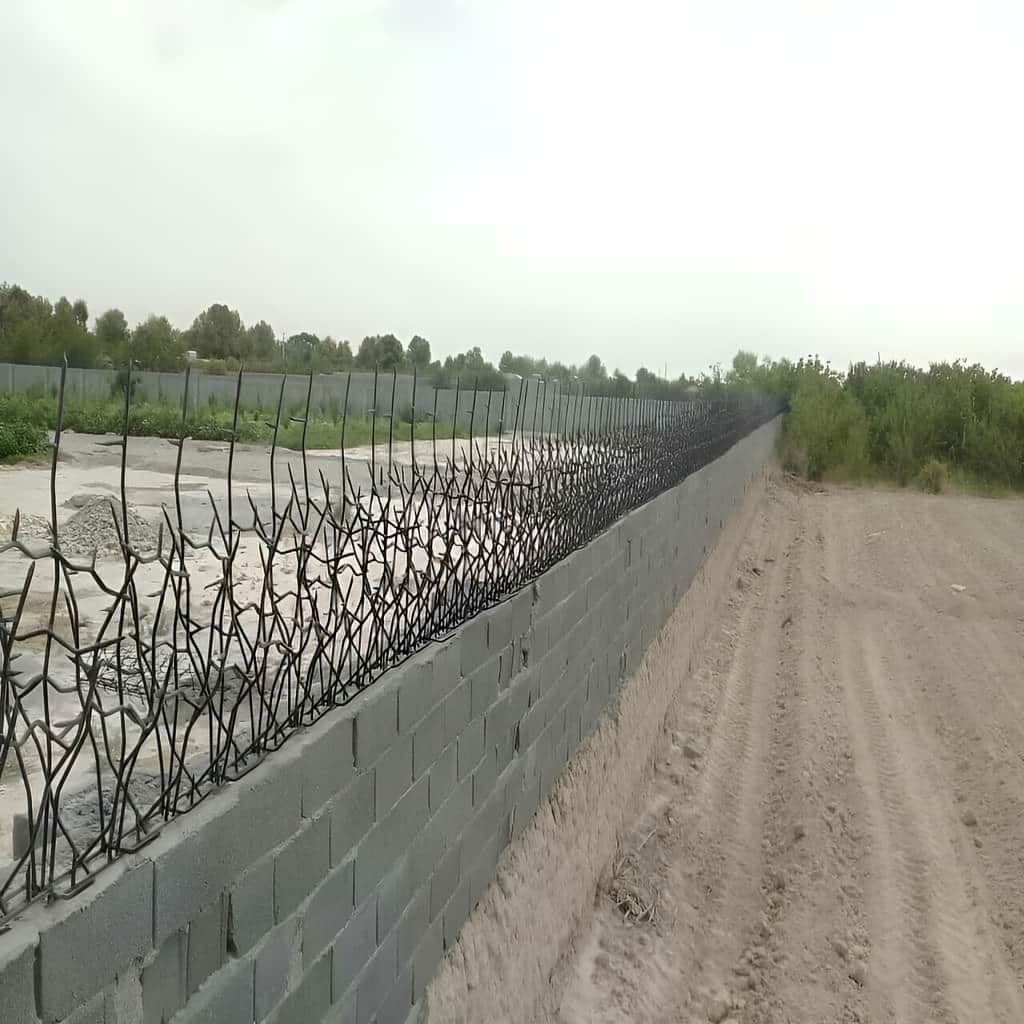 حفاظ دیوار ویلا بوته‌ای با تراکم فنی برای نمای سنگی در اصفهان