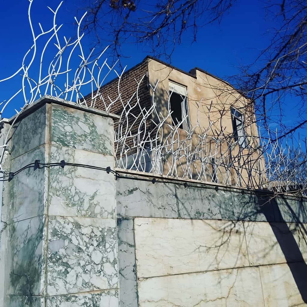 ساخت حفاظ روی دیوار حیاط مسکونی با میلگرد و جوش یکنواخت در اصفهان