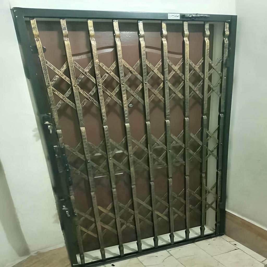 حفاظ آکاردئونی ورودی مجتمع با شبکه لوزی باز در اصفهان حفاظ آکاردئونی ورودی مجتمع با شبکه لوزی باز در اصفهان