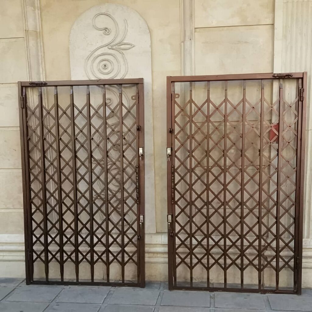 درب آکاردئونی طرح دار لوزی با شبکه باز در اصفهان