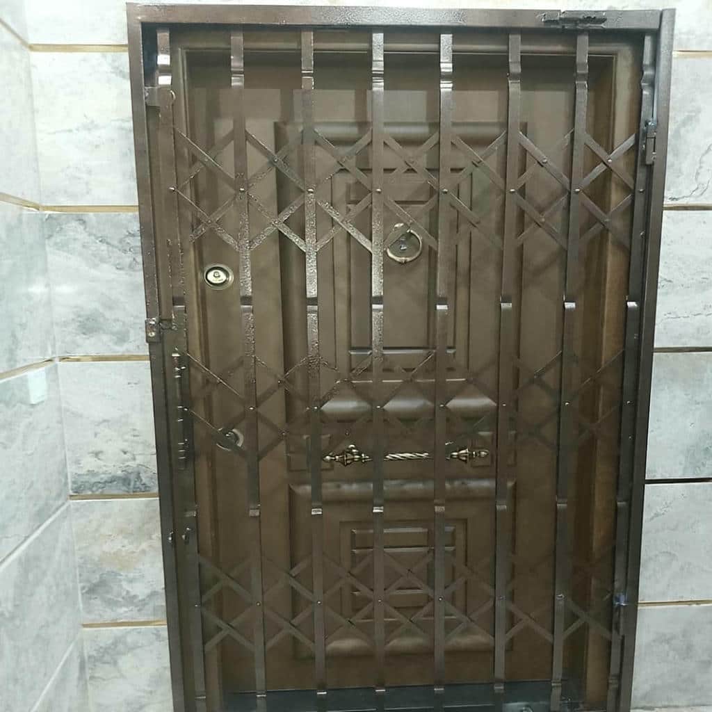درب آکاردئونی تسمه پهن آهنی با شبکه متراکم در اصفهان
