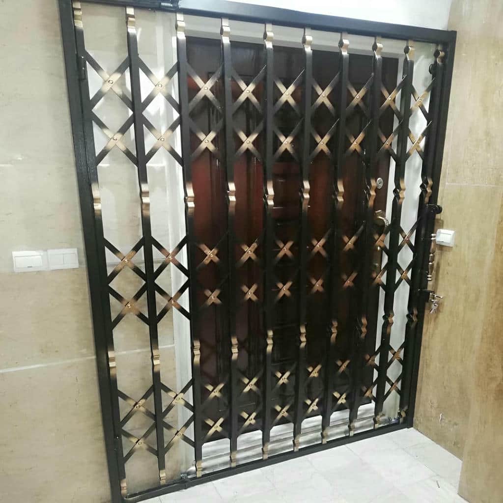 حفاظ درب ضد سرقت فلزی با تسمه تقویتشده در اصفهان حفاظ درب ضد سرقت فلزی با تسمه تقویتشده در اصفهان