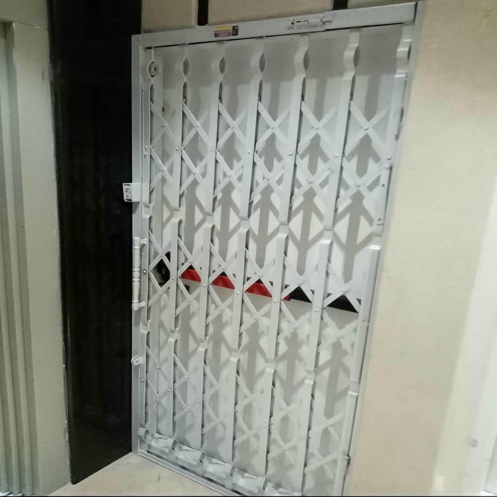 خرید درب آکاردئونی مدرن مشکی ورودی اداری با مشخصات فنی در اصفهان