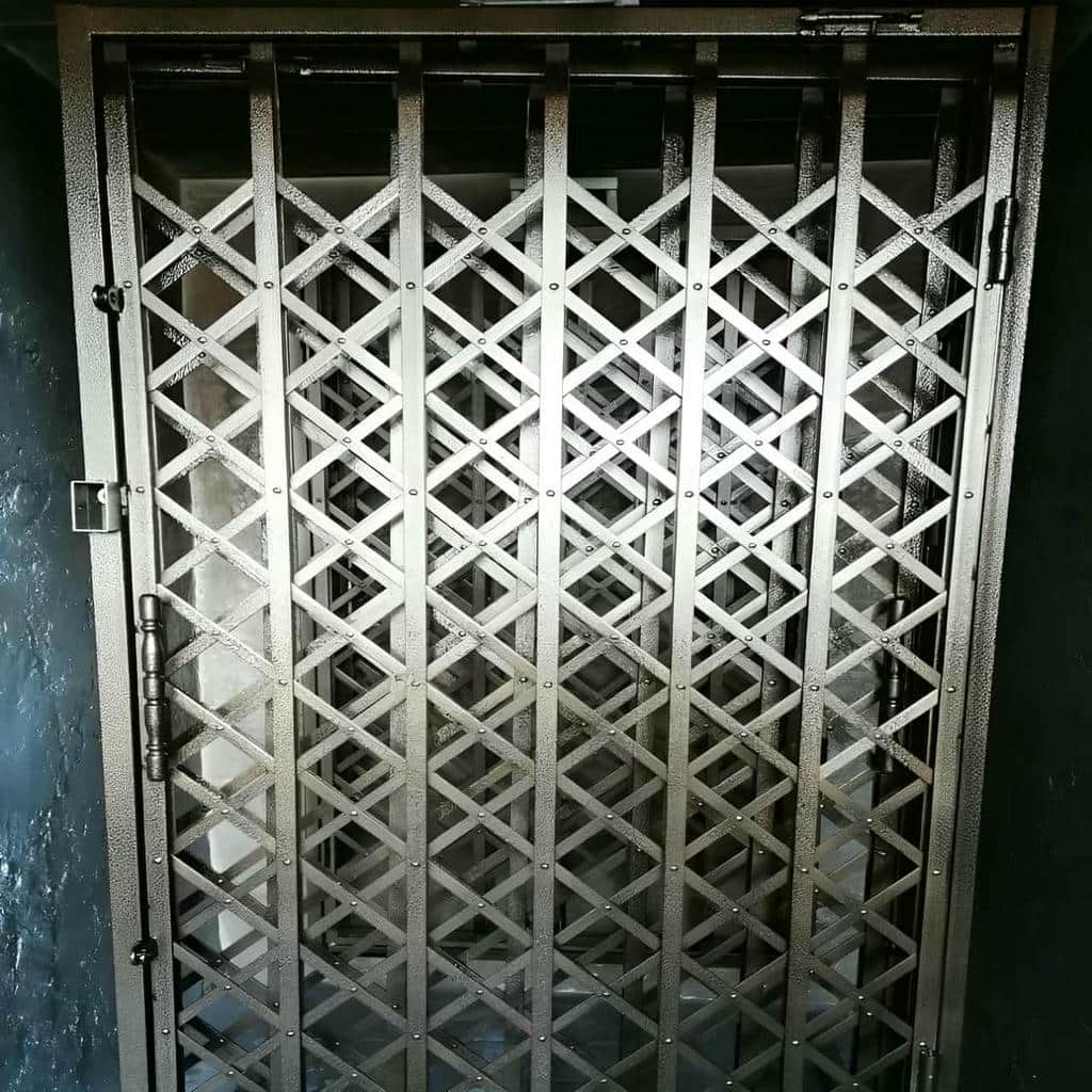 حفاظ آکاردئونی دو جداره ورودی با تسمه تقویتشده در اصفهان حفاظ آکاردئونی دو جداره ورودی با تسمه تقویتشده در اصفهان