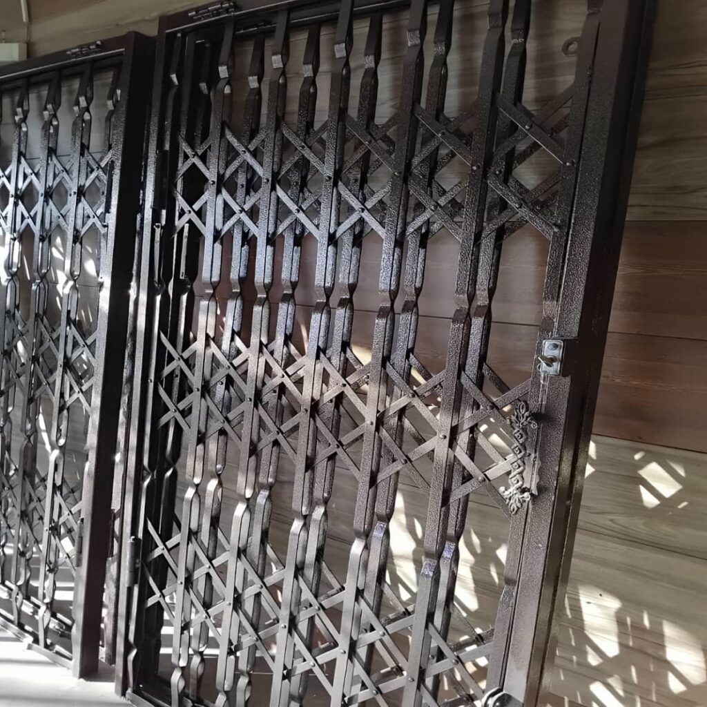 سفارش حفاظ آکاردئونی دو جداره ورودی با اندازه‌گیری دقیق در اصفهان