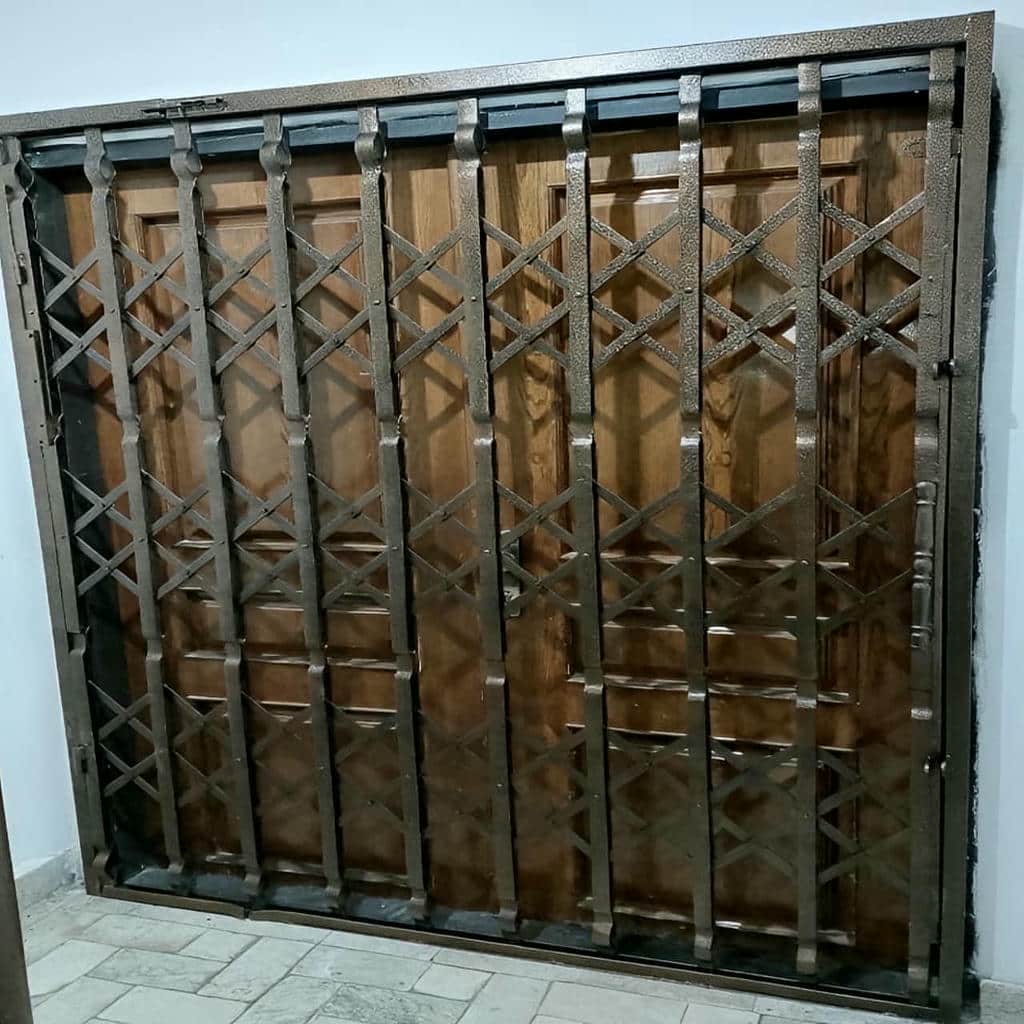 حفاظ درب ضد سرقت فلزی با چهارچوب تقویتشده در اصفهان حفاظ درب ضد سرقت فلزی با چهارچوب تقویتشده در اصفهان