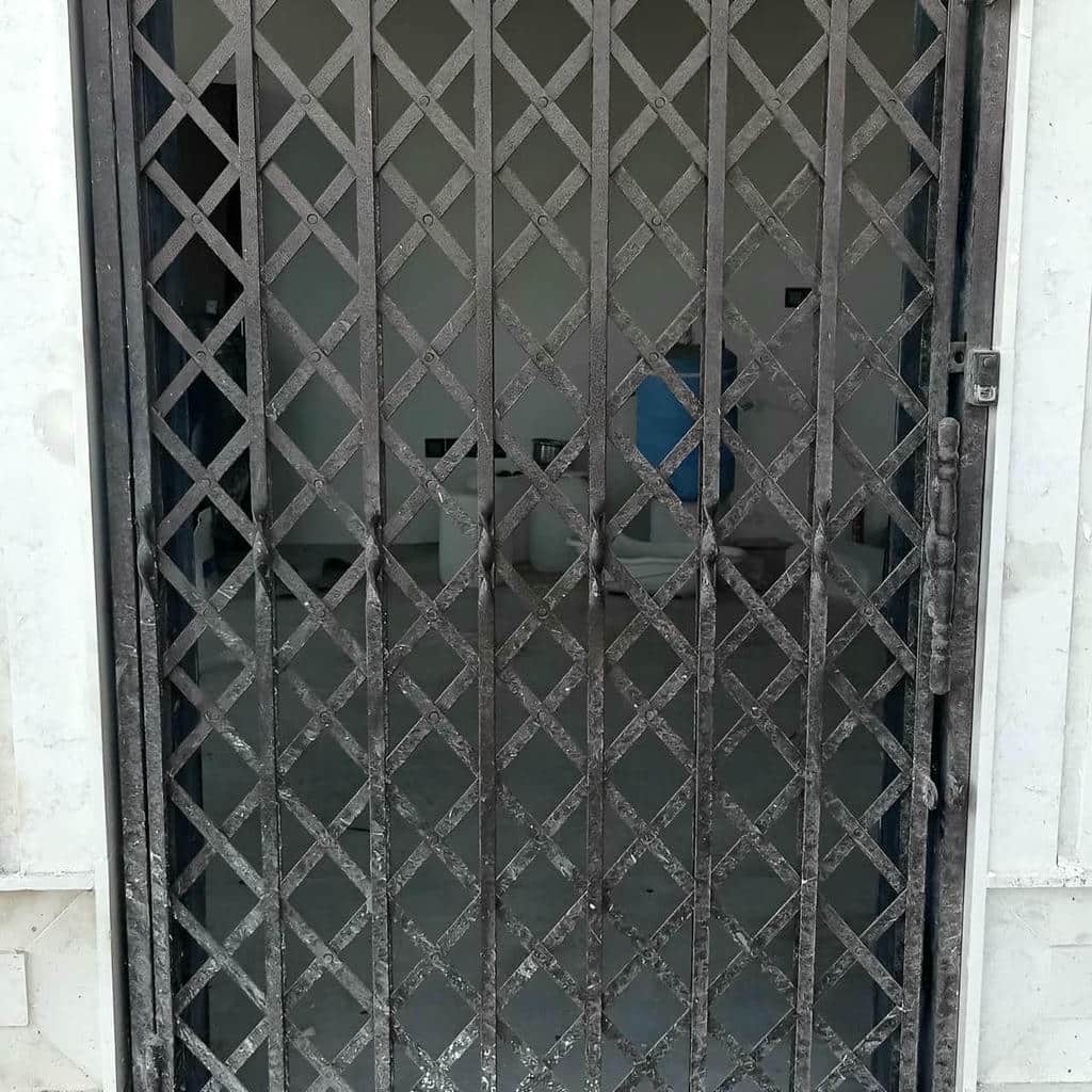 درب آکاردئونی مدرن مشکی ورودی اداری با شبکه خطی در اصفهان