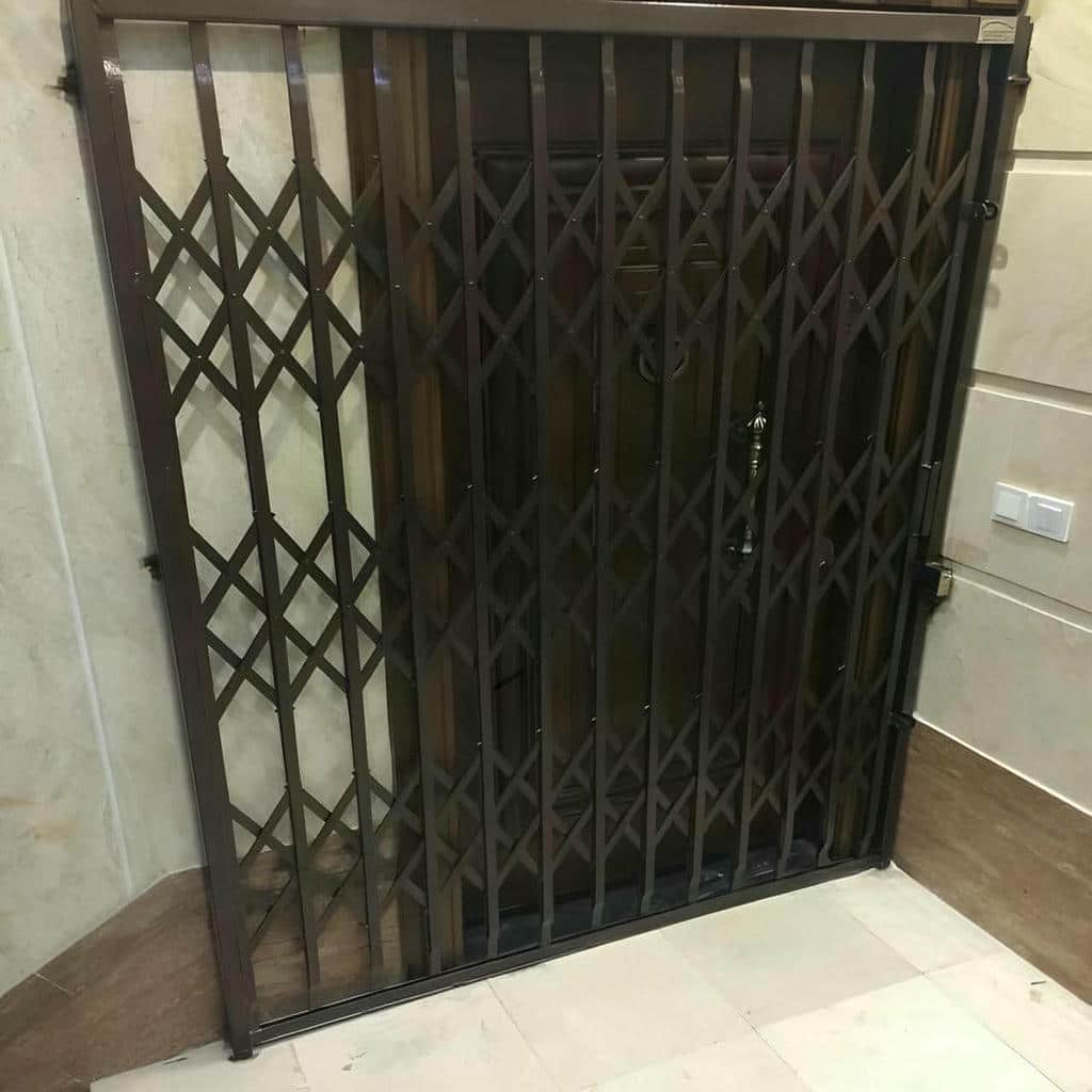 سفارش حفاظ آکاردئونی ورودی مجتمع با اندازه‌گیری دقیق در اصفهان