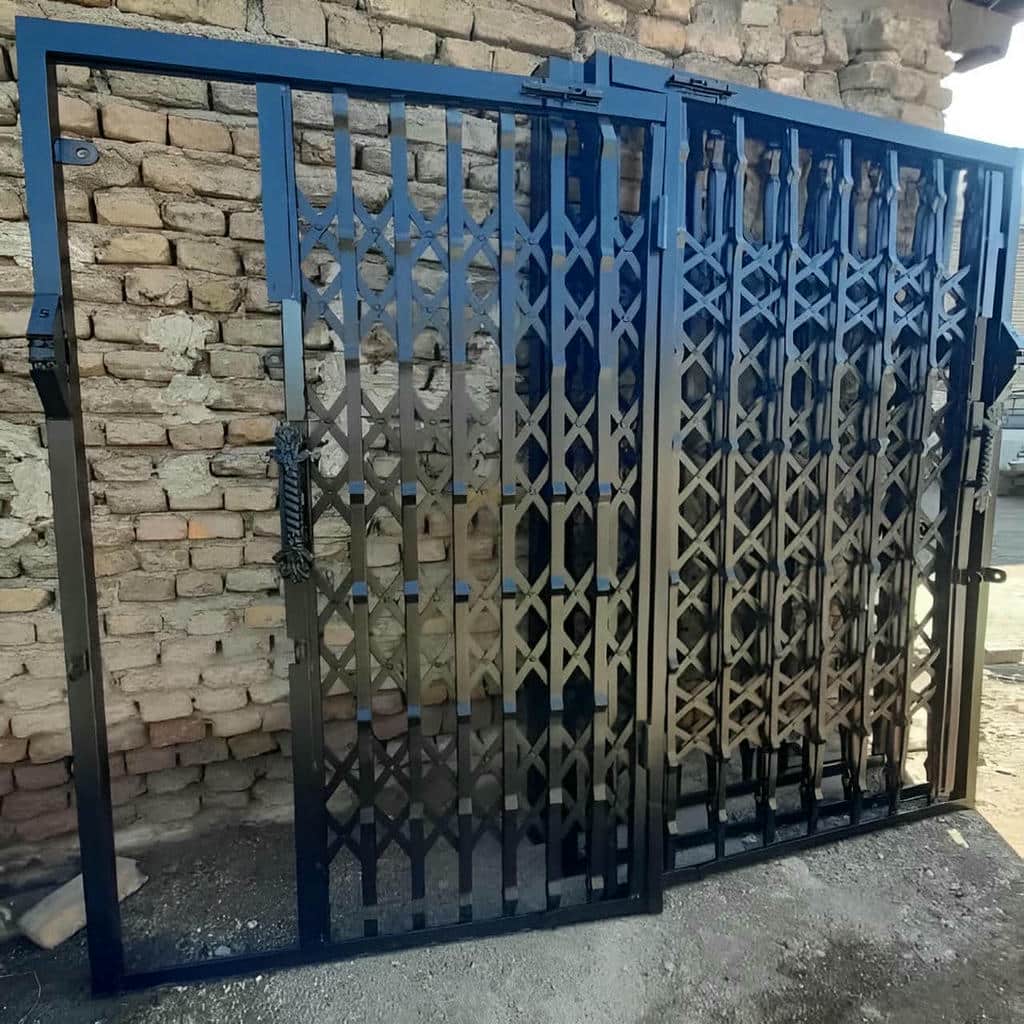 اجرای درب آکاردئونی سلطنتی گل دار با تنظیم ریل و قفل در اصفهان