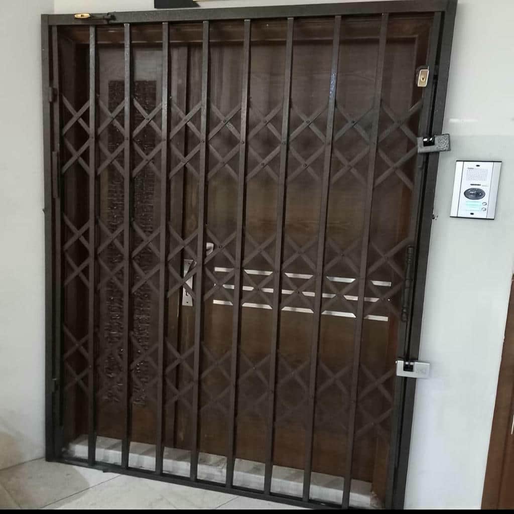 سفارش درب آکاردئونی سلطنتی گل دار با اندازه‌گیری دقیق در اصفهان