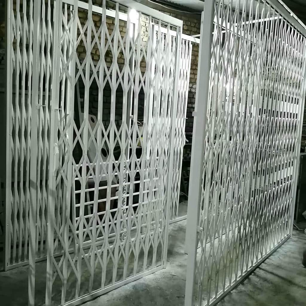 خرید درب آکاردئونی مشکی طلایی با مشخصات فنی در اصفهان