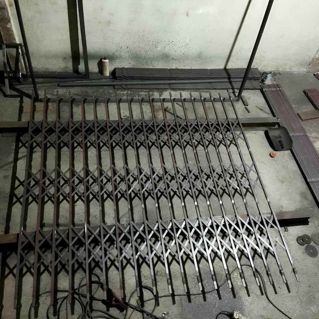 نصب درب آکاردئونی مدرن مشکی ورودی اداری با ریل تراز در اصفهان