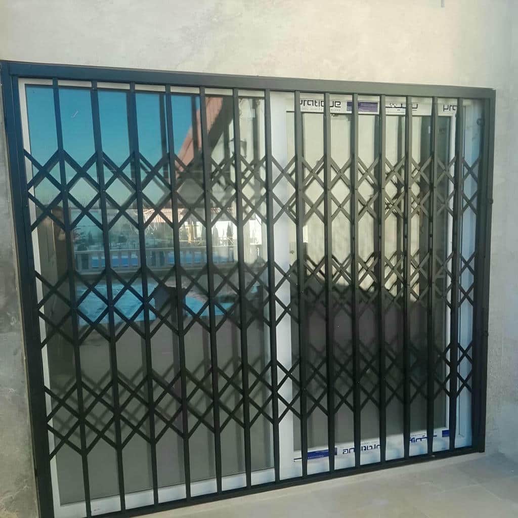 حفاظ درب آپارتمان ضد دیلم با چهارچوب فولادی تقویتشده در اصفهان حفاظ درب آپارتمان ضد دیلم با چهارچوب فولادی تقویتشده در اصفهان