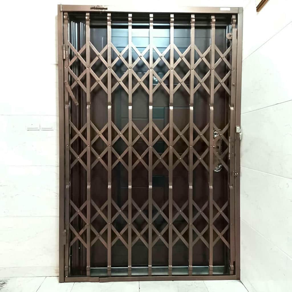 14 طرح درب آکاردئونی مدرن مشکی ورودی اداری در اصفهان