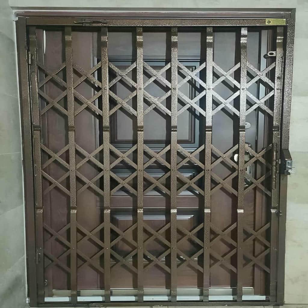 نصب درب آکاردئونی ضد سرقت روی چهارچوب فلزی در اصفهان