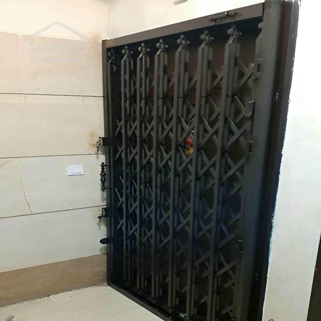 درب آکاردئونی برای واحد اداری با تسمه فولادی پهن در اصفهان