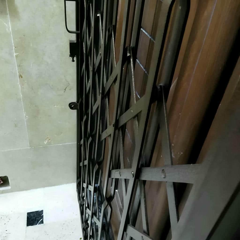 ساخت درب آکاردئونی طرح دار لوزی با شبکه سه‌گل در اصفهان