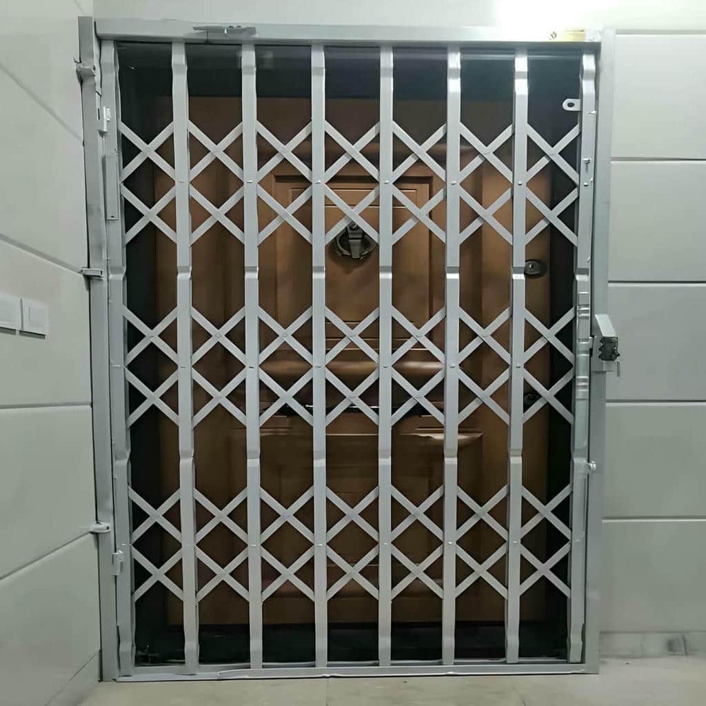 حفاظ آکاردئونی ورودی مجتمع با ریل و چرخ متناسب در اصفهان حفاظ آکاردئونی ورودی مجتمع با ریل و چرخ متناسب در اصفهان