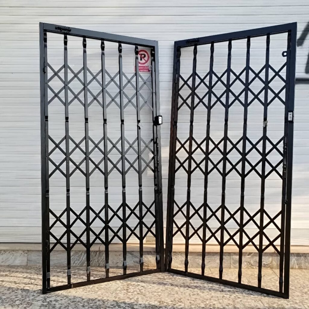 اجرای حفاظ درب ضد سرقت فلزی روی چهارچوب تراز در اصفهان
