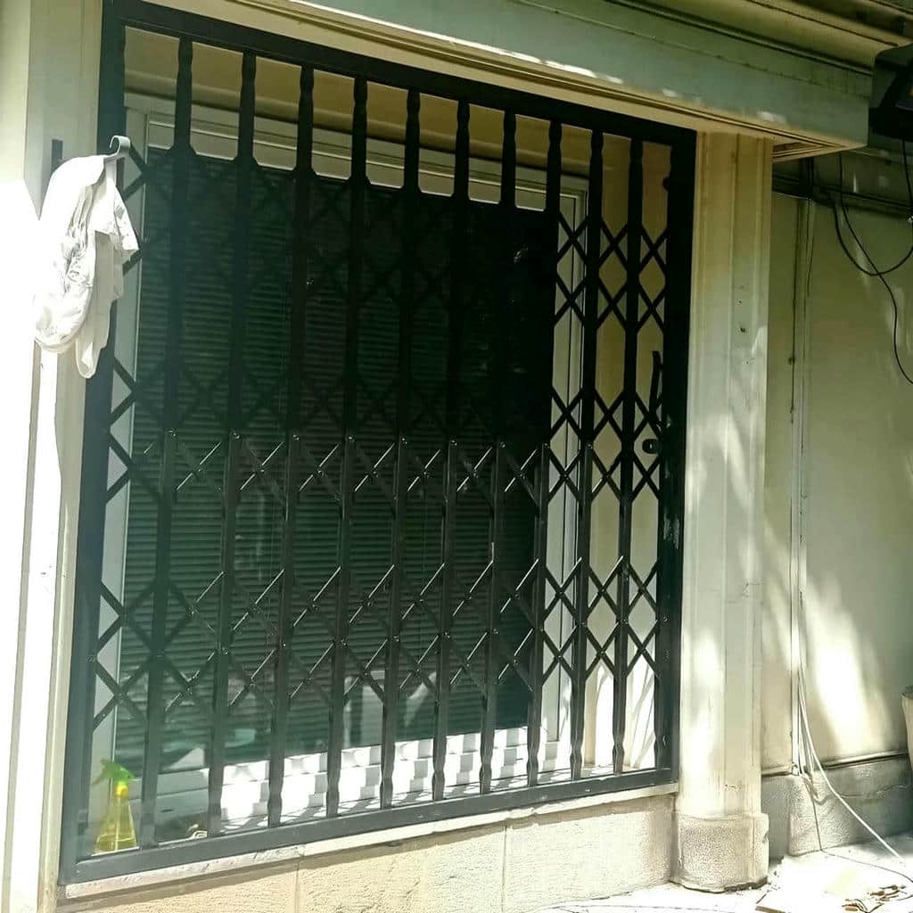 درب آکاردئونی مدرن مشکی ورودی اداری با پوشش یکنواخت در اصفهان
