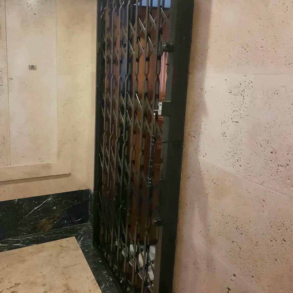 درب آکاردئونی مدرن مشکی ورودی اداری با لوزی باز در اصفهان