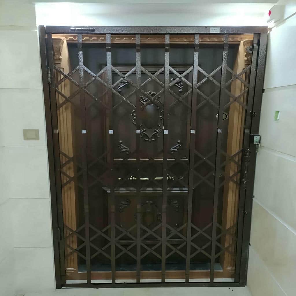 درب آکاردئونی مدرن مشکی ورودی اداری با شبکه متراکم در اصفهان