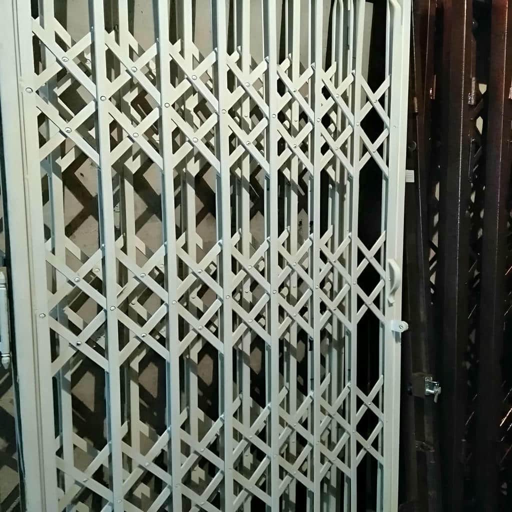 سفارش درب آکاردئونی قفل مخفی کتابی با اندازه‌گیری دقیق در اصفهان