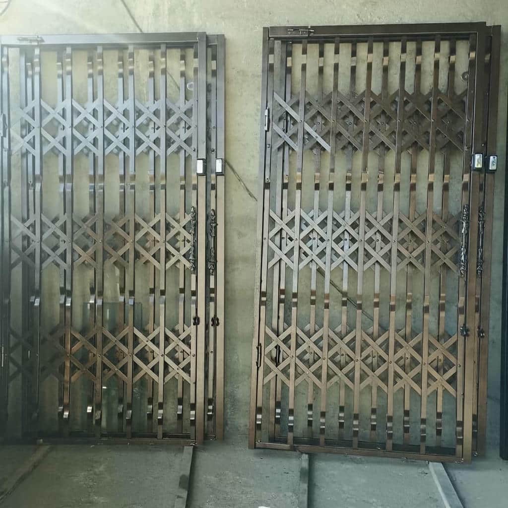 فروش درب آکاردئونی سلطنتی گل دار برای ورودی ساختمان در اصفهان
