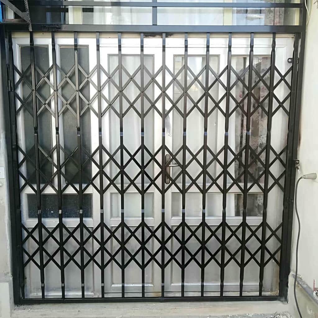 قیمت درب آکاردئونی سلطنتی گل دار بر اساس طرح و متریال در اصفهان