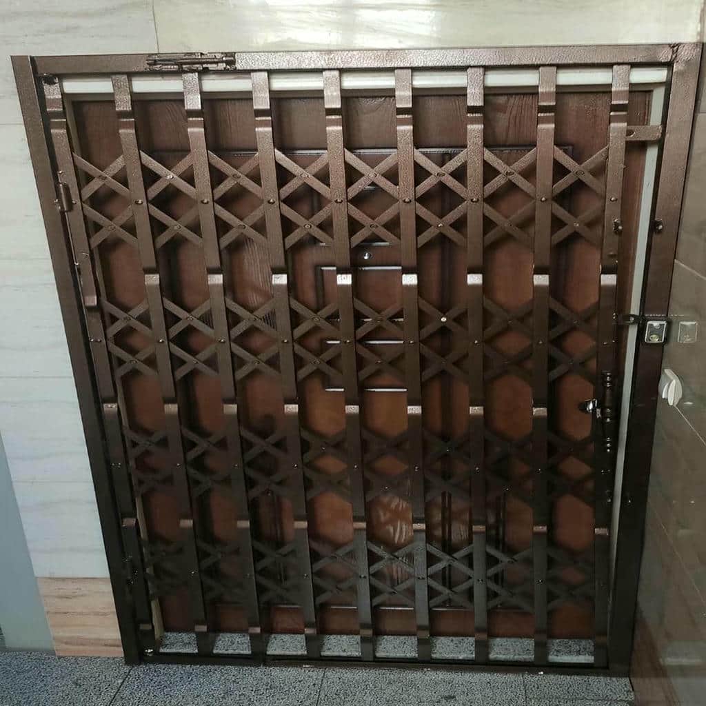 سفارش درب آکاردئونی مدرن مشکی ورودی اداری با اندازه‌گیری دقیق در اصفهان