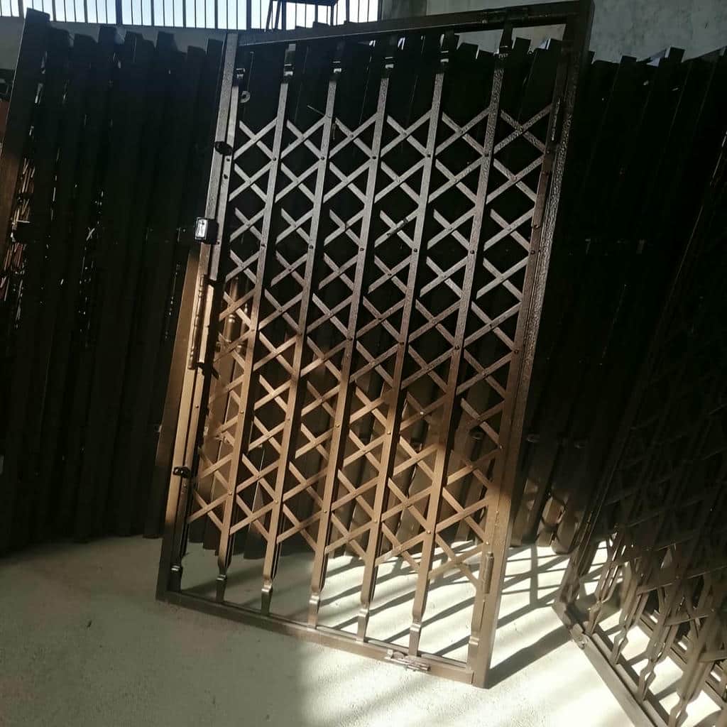 نصب درب آکاردئونی برای واحد اداری با ریل تراز در اصفهان